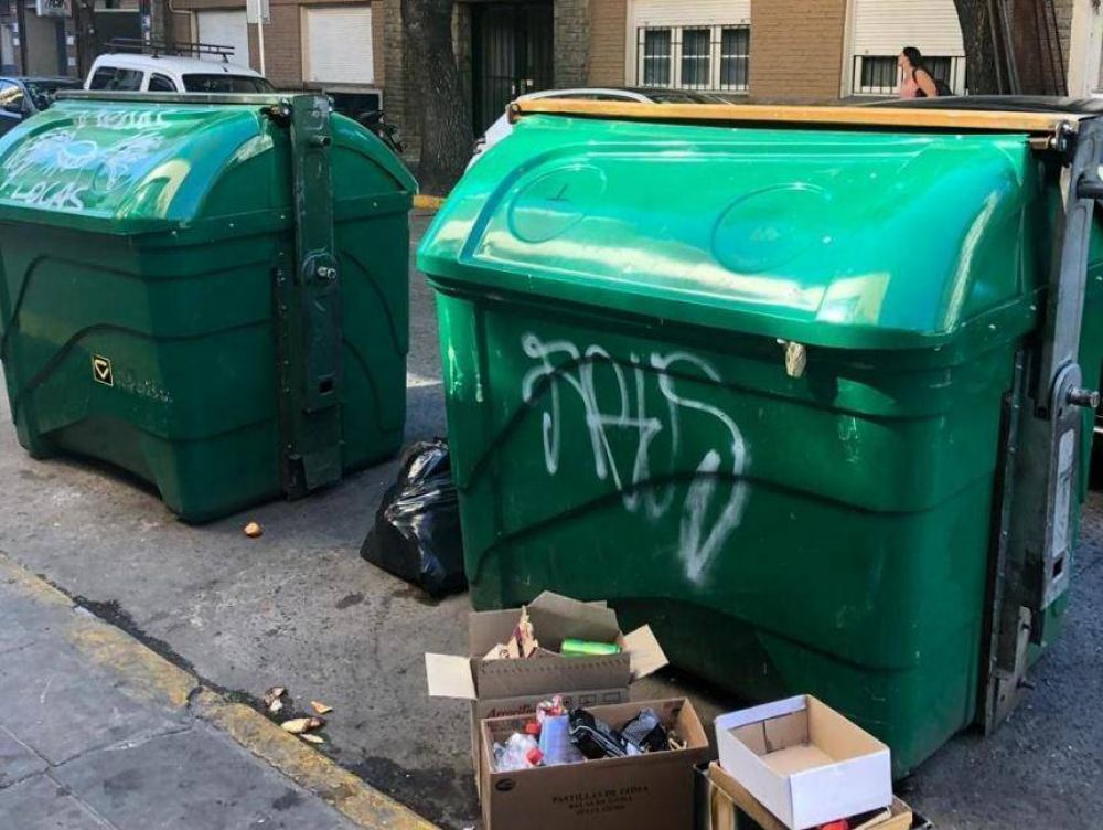 Vecinos molestos por los olores que emanan de los contenedores de residuos