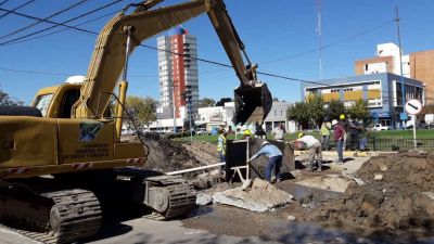 Cambian otro ca�o cloacal en pleno centro de Roca