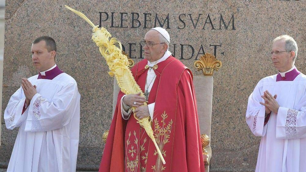 �ngelus. Papa a j�venes: Crecer en fe y en servicio a hermanos