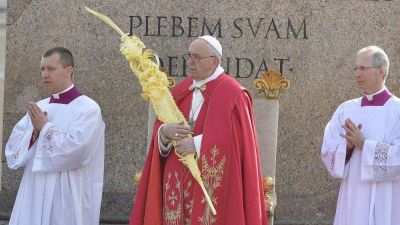 �ngelus. Papa a j�venes: Crecer en fe y en servicio a hermanos