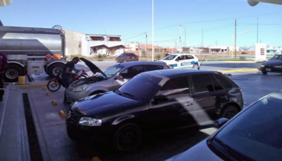 Detienen a empleados que robaban combustible en bidones al momento de descargar el producto