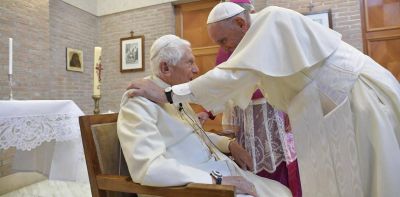 Benedicto XVI cumple 92 a�os y escala la pol�mica por las cr�ticas al papa Francisco