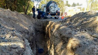 Un ca�o gigante alivia las cloacas en Centenario