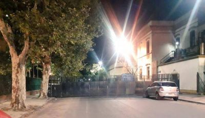 Con un impactante operativo policial de madrugada, Clar�n anuncia despidos masivos
