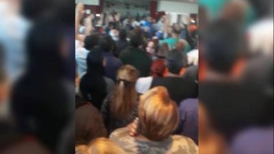 ATE Ensenada: Apoyado por una patota, Banegas aprob� un balance irregular