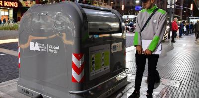 Pusieron contenedores inteligentes y hay pol�mica porque no permiten el cartoneo ni buscar comida