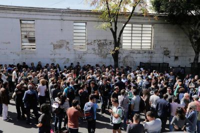 Despidos masivos en Clar�n: los trabajadores responden con un paro