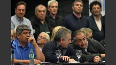 En su divisi�n eterna, los sindicatos no esperan milagros sino supervivencia