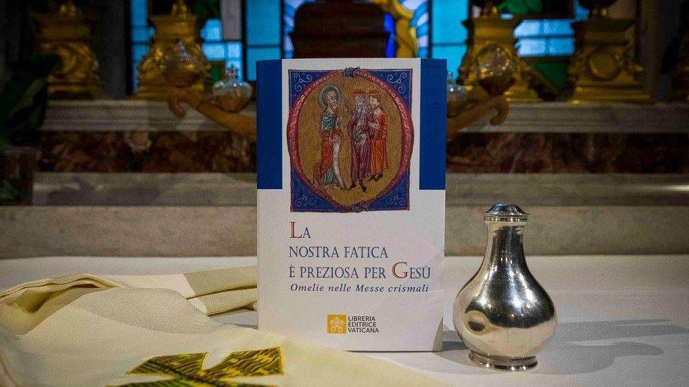 El Papa regala a los sacerdotes el libro de sus homilas en las Misas Crismales