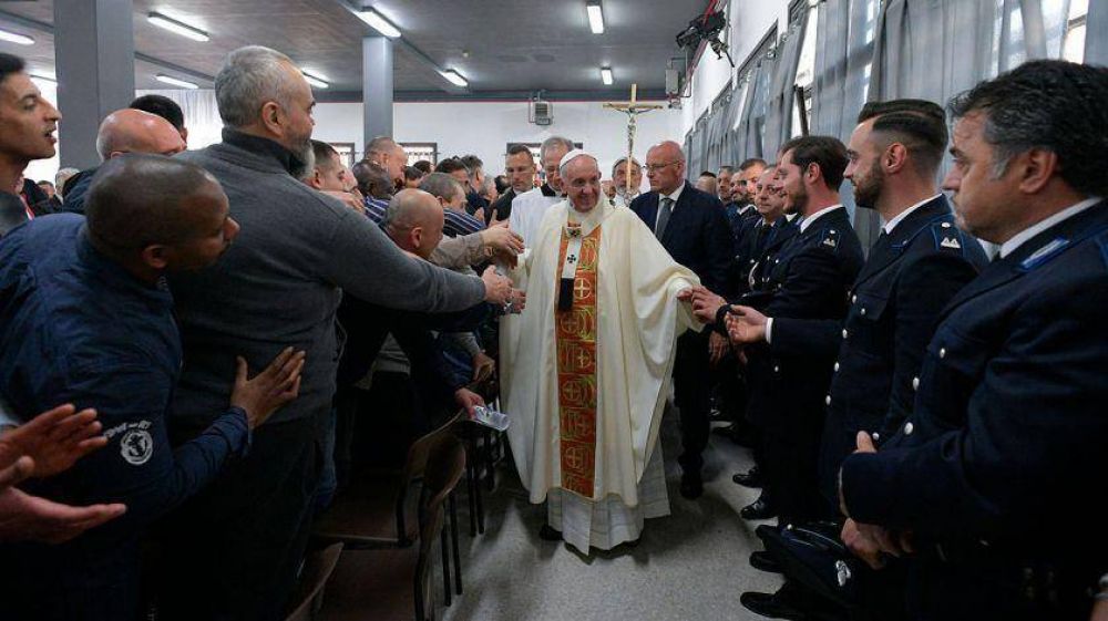Jueves Santo: el Papa Francisco lav y bes los pies de 12 presos en Roma