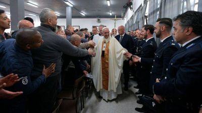 Jueves Santo: el Papa Francisco lav� y bes� los pies de 12 presos en Roma