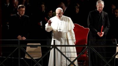 El Papa pidi� por los inmigrantes y los sin techo en el V�a Crucis