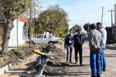 L�pez observ� el avance del cord�n cuneta en la segunda cuadra de Barrio Sur 