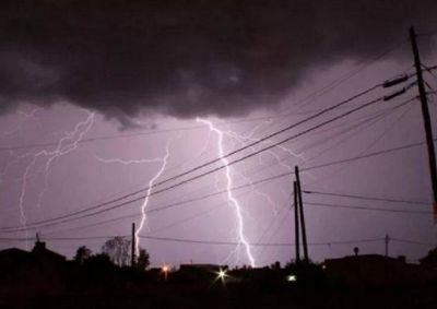 Fuerte tormenta dej� a varios barrios sin energ�a el�ctrica