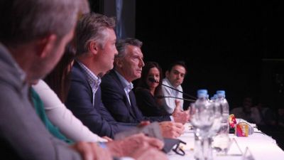Macri resiste y convoca a los gobernadores de Cambiemos