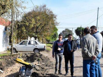 L�pez observ� el avance del cord�n cuneta en la segunda cuadra de Barrio Sur
