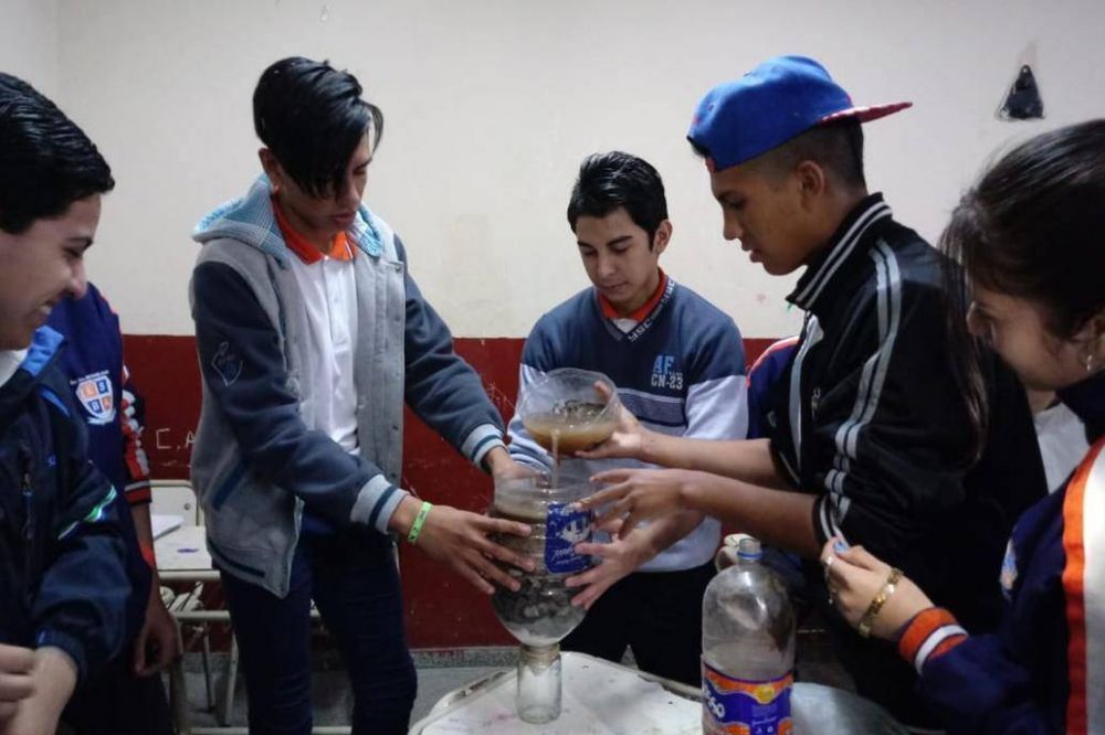 Un grupo de estudiantes tucumanos cre un dispositivo para purificar el agua con arsnico