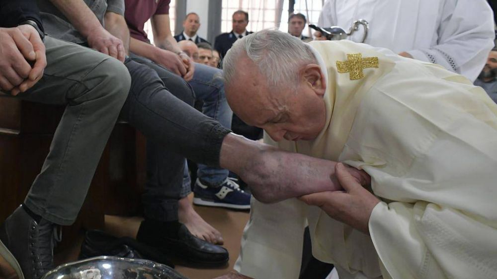 El Papa lava los pies de 12 detenidos: No pisotear a los dems, sino servirles