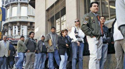Seg�n la UCA, menos de la mitad de los argentinos activos tienen un empleo 