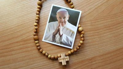 El Papa dona 6 mil rosarios de la JMJ a los j�venes de Mil�n por su onom�stico