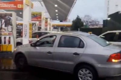 Empresarios de combustibles dicen que las naftas deber�an subir m�s del 5 por ciento en mayo, y prev�n mayor ca�da en ventas