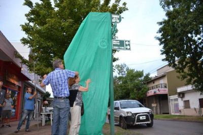 Merlo: Se�alizaron una esquina para homenajear a Silvia Paolucci, desaparecida durante la �ltima dictadura