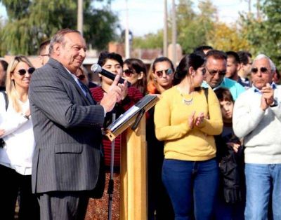El intendente interrumpido por los aplausos durante un discurso que apel� al orgullo por la �identidad local�