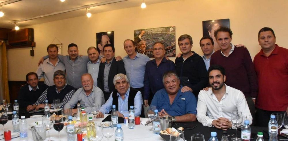 Hugo Moyano con jefes del PJ: paro, Cristina Kirchner y la boleta bonaerense