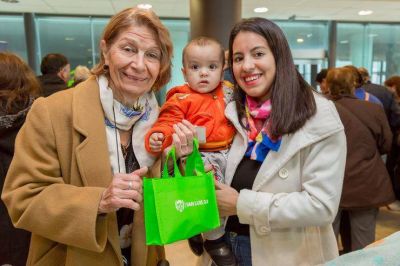 El Gobierno provincial contin�a con la entrega de tabletas, computadoras y microscopios de papel