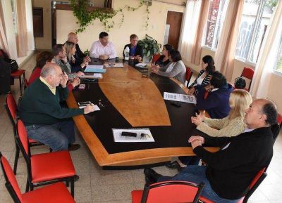 Nedela se reuni� con concejales y consejeros escolares