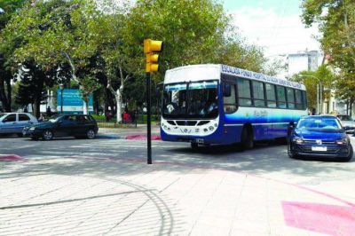 3 DE JULIO: Contin�an las manifestaciones frente al municipio por los puestos de trabajo de los sesenta choferes