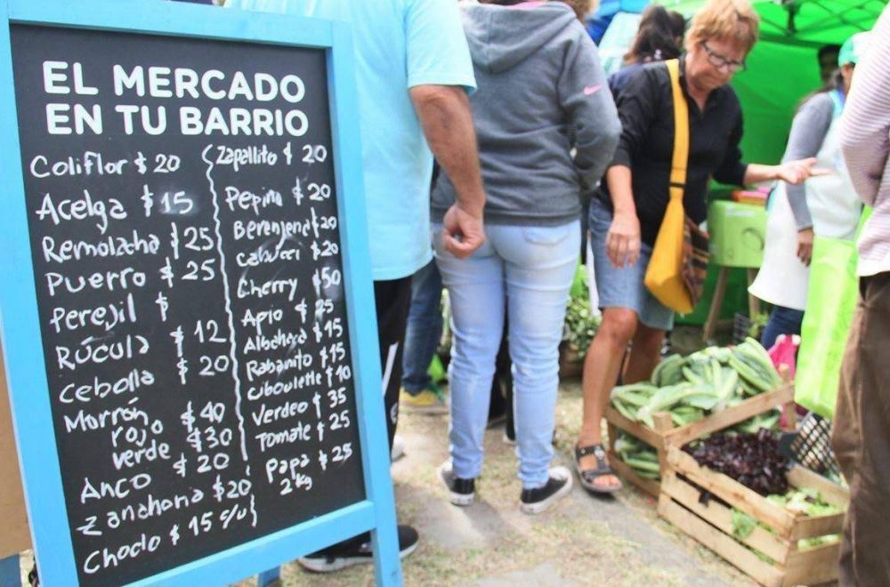 Buenos precios: El Mercado en Tu Barrio llega a la plaza Hiplito Yrigoyen de Quequn