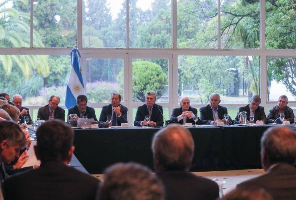 Se sienta Macri en la Mesa de Vaca Muerta para conseguir dlares que le den aire de cara a octubre