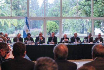 Se sienta Macri en la Mesa de Vaca Muerta para conseguir d�lares que le den aire de cara a octubre