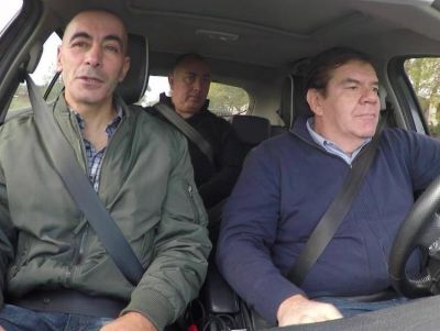 Montenegro junto a un taxista y un colectivero en un carpool por el mal estado de las calles