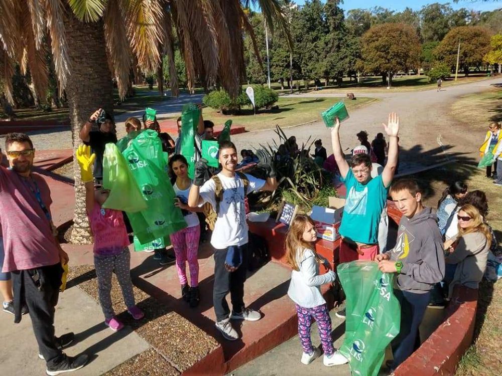 Jovenes dedicaron un domingo a limpiar el Parque