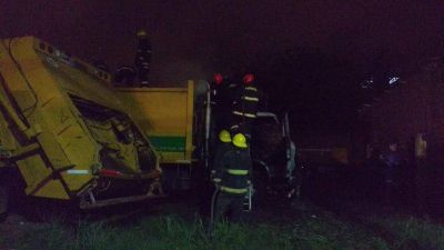 Tres camiones y una traffic se incendiaron en Puerto San Mart�n