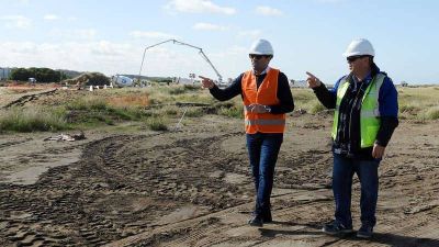El intendente observ� el armado de las bases para los molinos del Parque E�lico local 