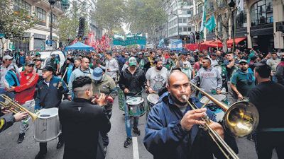 Divididos y revueltos en una sola CGT