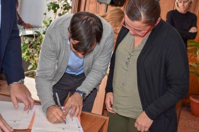 Intendente de Castelli encabez� acto de escrituraci�n