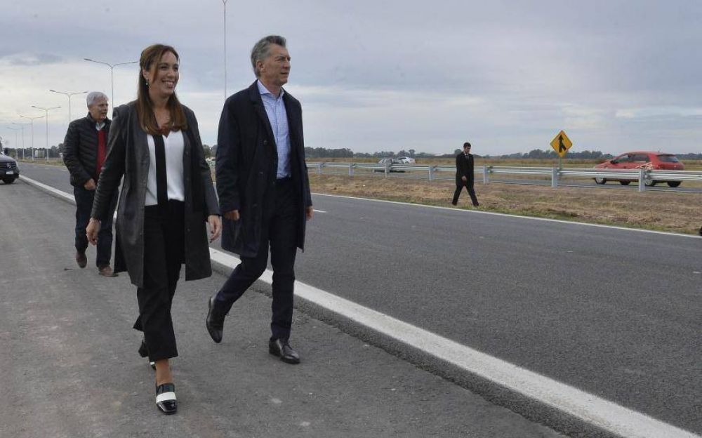 Mauricio Macri junto a Mara Eugenia Vidal visitan talleres ferroviarios en Tolosa 