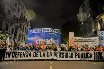 Sin acuerdo salarial, los docentes universitarios lanzan un paro y una marcha de antorchas