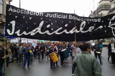 Vidal insiste en aumento del 20% en 6 minicuotas y se tensa la negociaci�n con judiciales