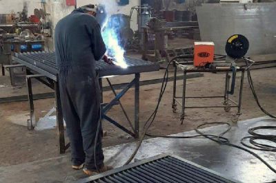 Preparan una protecci�n de rejas para evitar que la basura llegue al r�o por los pluviales
