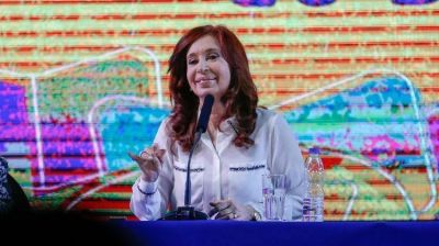 Cristina Kirchner presentó su libro con tono moderado y clima de campaña, pero no despejó las dudas sobre su candidatura