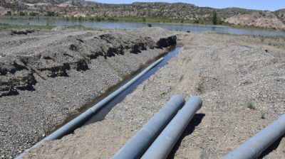 Cruce de denuncias por falta de finalizaci�n y control de la red cloacal de Senillosa