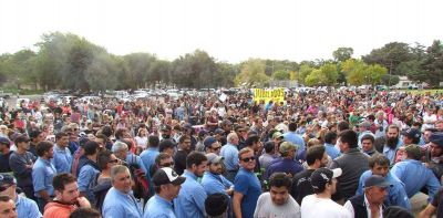 En medio de la pueblada en Barker, dictan conciliaci�n en el conflicto por los 300 despidos de Loma Negra
