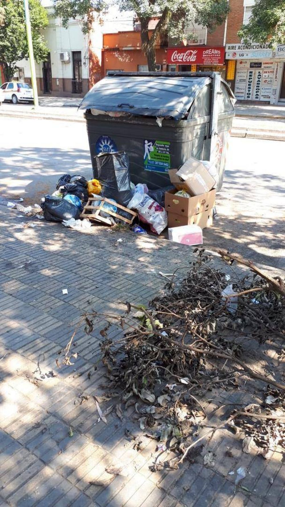 Los vecinos no colaboran y el municipio no recoge la basura