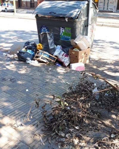 Los vecinos no colaboran y el municipio no recoge la basura