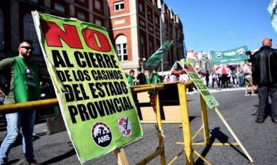 Los casineros vuelven a la calle y piden que la ciudad entre en la licitaci�n de m�quinas tragamonedas